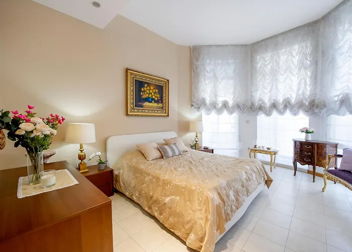 St. Julians Portomaso Marina Antique *