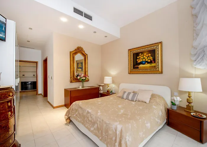 St. Julians Portomaso Marina Antique *