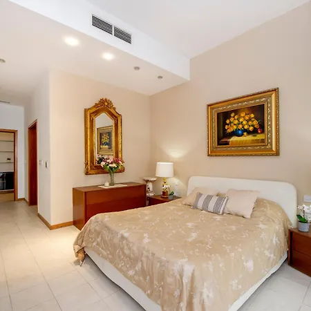 St. Julians Portomaso Marina Antique *